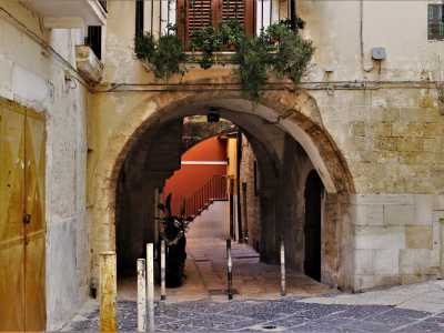 ...che termina dopo qualche metro davanti a una parete. Ma ci basta volgere lo sguardo sulla nostra destra per notare un passaggio a tutto sesto che ci invita a proseguire il cammino. Siamo di fronte all�arco delle Masciare